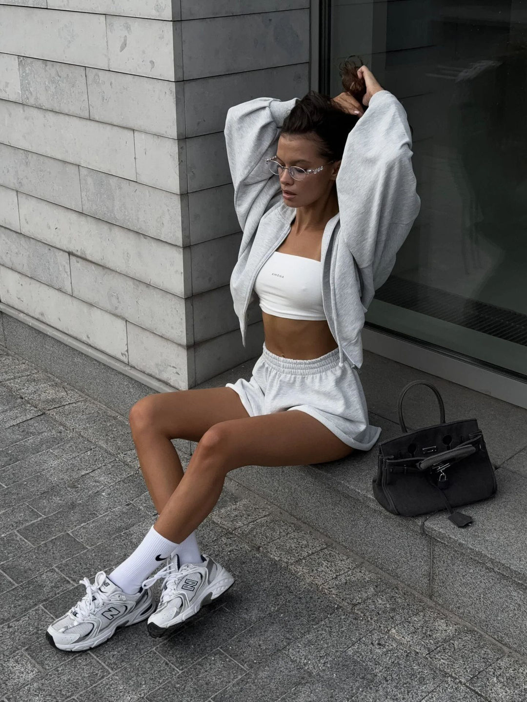 Damen oversized Cropped-Zip-Hoodie mit voluminösen Ballonärmeln und elastischer High‑Waist Loungeboxer-Shorts – Auréline
