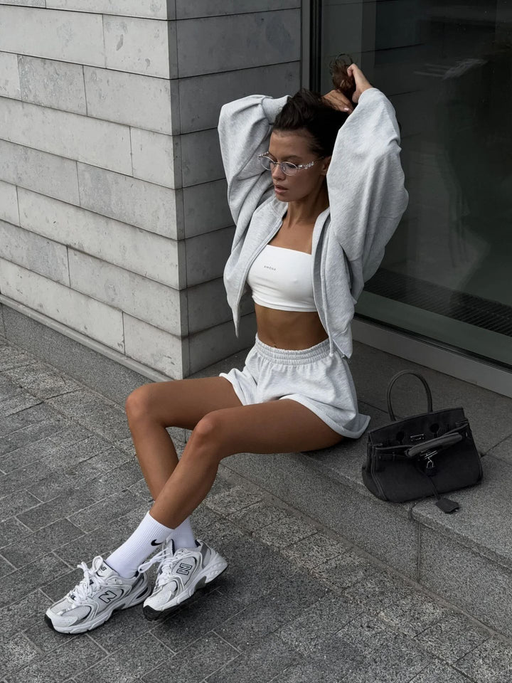 Damen oversized Cropped-Zip-Hoodie mit voluminösen Ballonärmeln und elastischer High‑Waist Loungeboxer-Shorts – Auréline