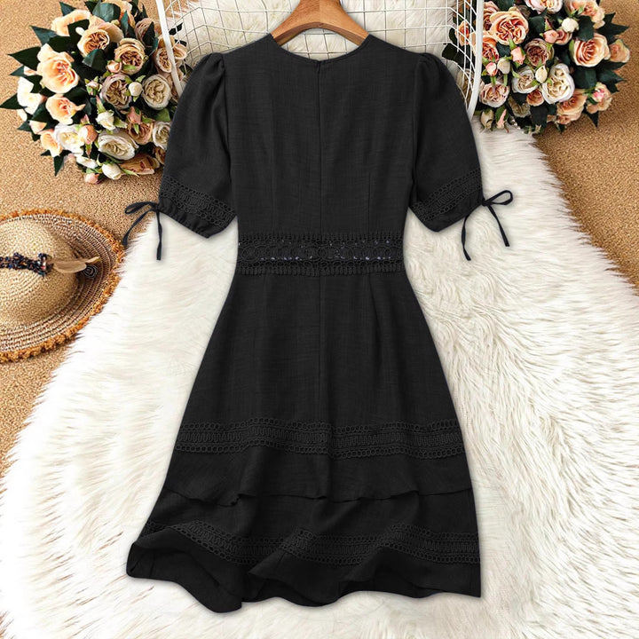 Damen Tailliertes Sommerkleid mit V-Ausschnitt und Häkelspitze Echo Archiv