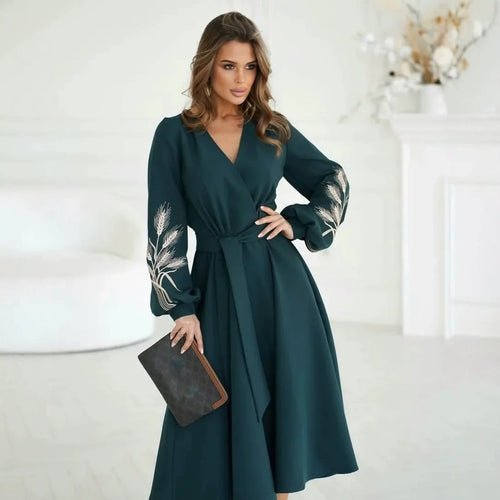Damen Wickel-Midikleid mit Taillengürtel, hohem Beinschlitz und bestickten Ballonärmeln Echoarchiv