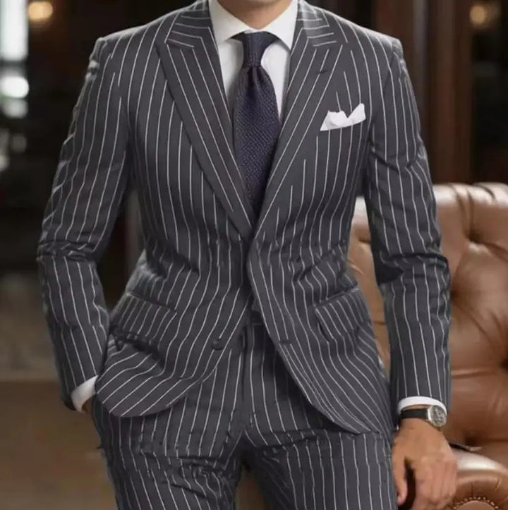 Herren eleganter Zweireiher-Anzug mit feinem Streifenmuster Echoarchiv