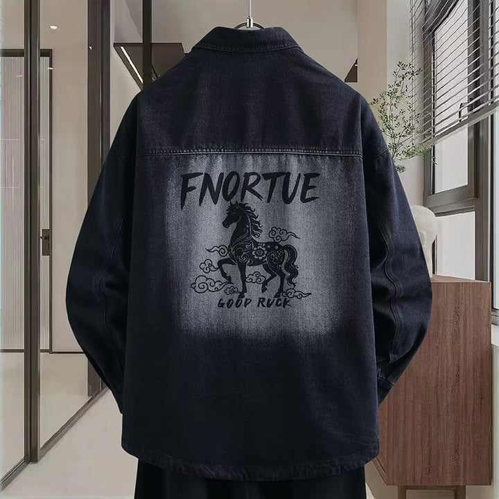 Herren Locker geschnittene Denim-Hemdenjacke mit künstlerischem Rückenprint und Overshirt-Schnitt Echoarchiv