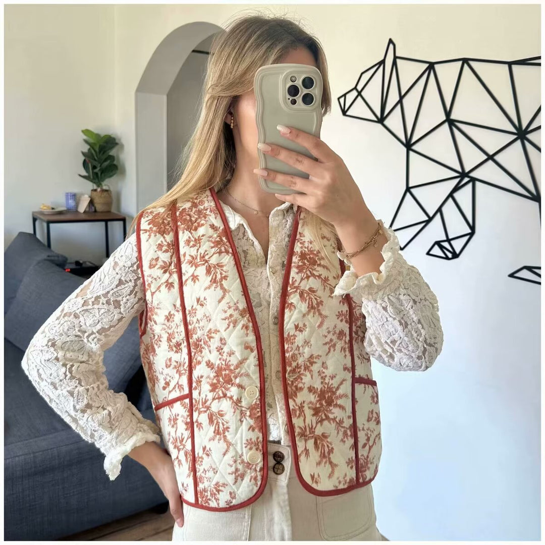 Damen leichte gesteppte V-Neck-Weste mit floralem Allover-Print, kontrastierender Paspel und praktischen Eingrifftaschen – Célinea