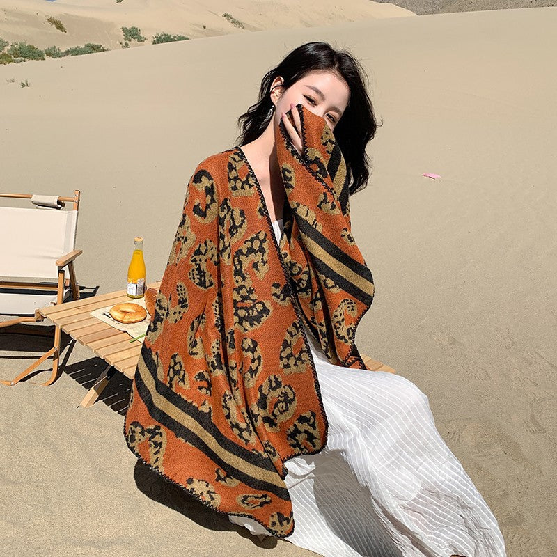 Damen Oversize‑Poncho im Strick‑Wollmix mit Leo‑Jacquard und V‑Ausschnitt Echo Archiv