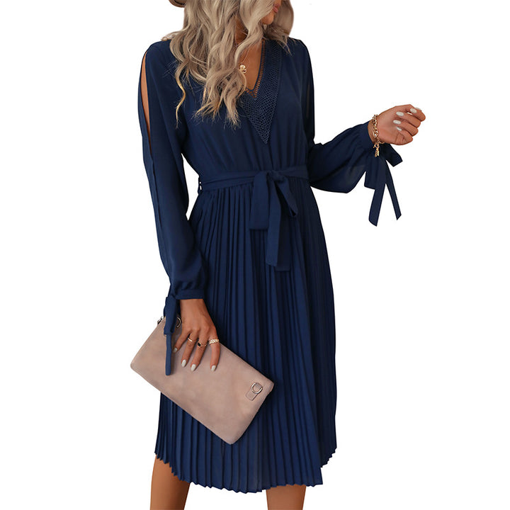 Damen Plissiertes Chiffon‑Look Midikleid mit V‑Ausschnitt und Spitzeneinsatz sowie Bindegürtel Echoarchiv