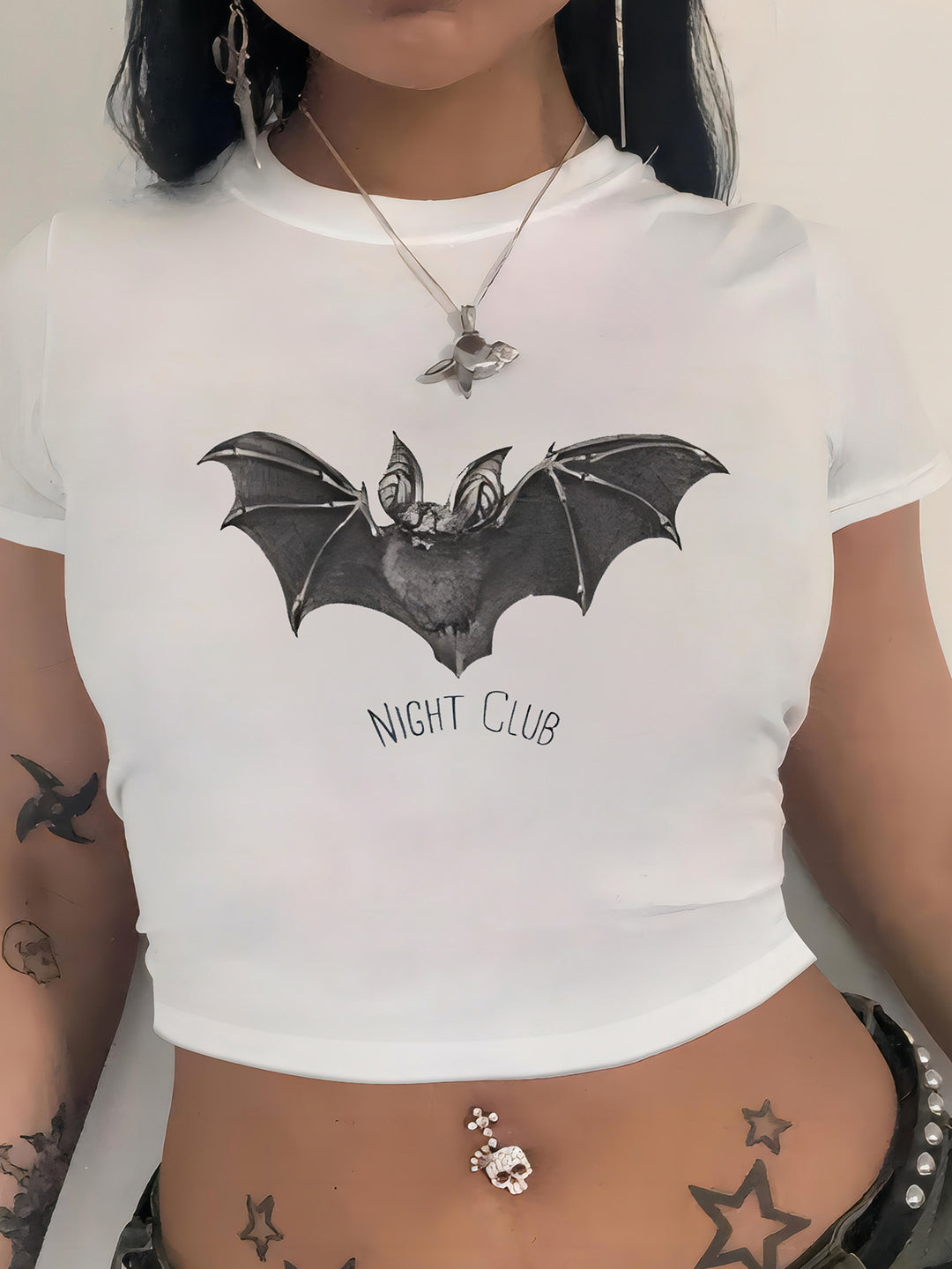 Damen T-Shirt mit künstlerischem Statement-Print und figurbetontem Schnitt Echo Archiv