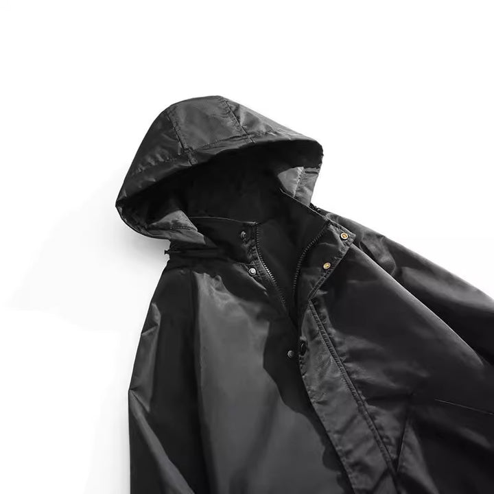 Herren sportliche Übergangsjacke mit verstellbarer Kapuze und reflektierenden Akzenten Echoarchiv