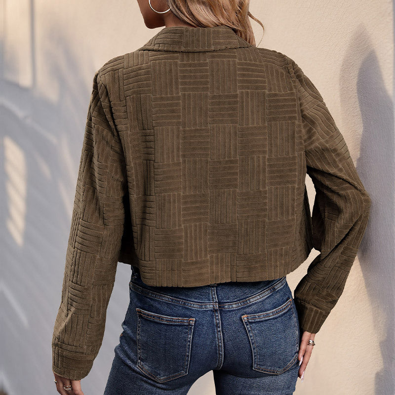 Damen Kurzjacke mit geometrischer Struktursteppung und aufgesetzten Brusttaschen Echoarchiv