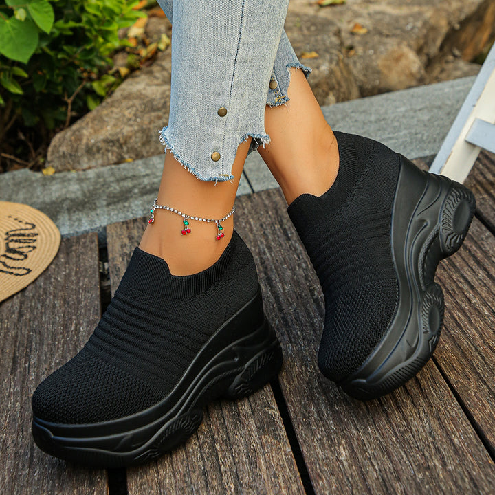 Damen Strick‑Slip‑On mit sockenähnlichem Schaft und skulptierter Keilsohle – Névara