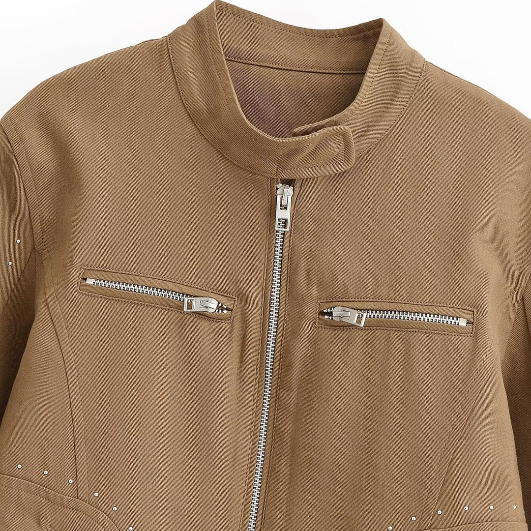 Damen Kurze Velours-Optik Jacke mit Stehkragen, Ziernähten, Nietenapplikation und Reißverschlusstaschen Echoarchiv