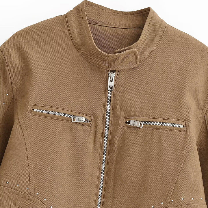 Damen Kurze Velours-Optik Jacke mit Stehkragen, Ziernähten, Nietenapplikation und Reißverschlusstaschen Echoarchiv