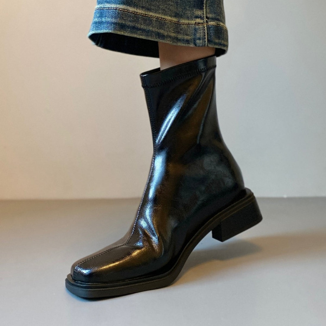 Damen Stiefelette im Reitstiefel‑Look aus softem Glattleder mit quadratischer Kappnaht und gestapeltem Blockabsatz Echo Archiv