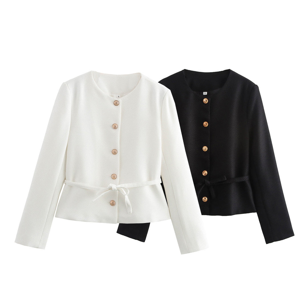 Damen strukturierte Kurzjacke mit Rundhalsausschnitt Holzknopf‑Leiste und taillierendem Bindegürtel – Célinea