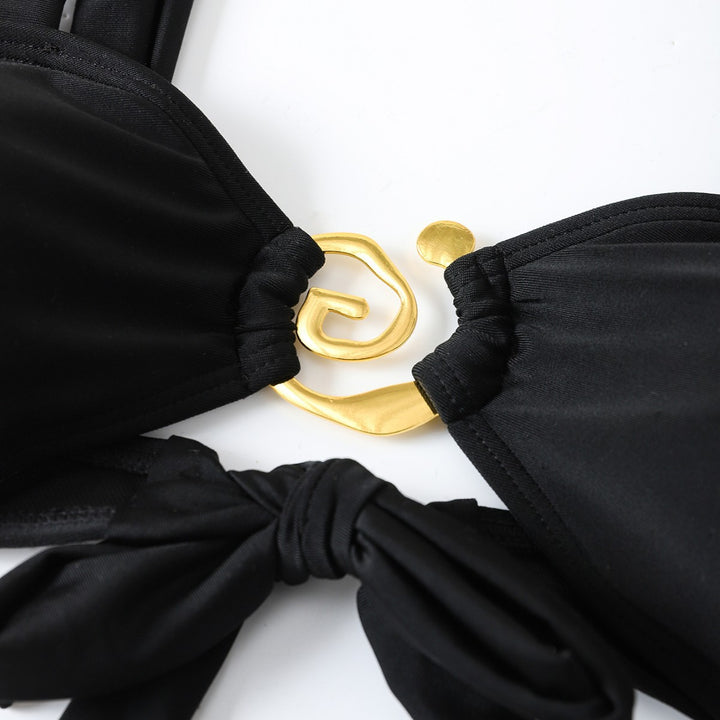 Damen Elegant geschnittenes Bikini-Set mit dekorativen Metallelementen Echo Archiv