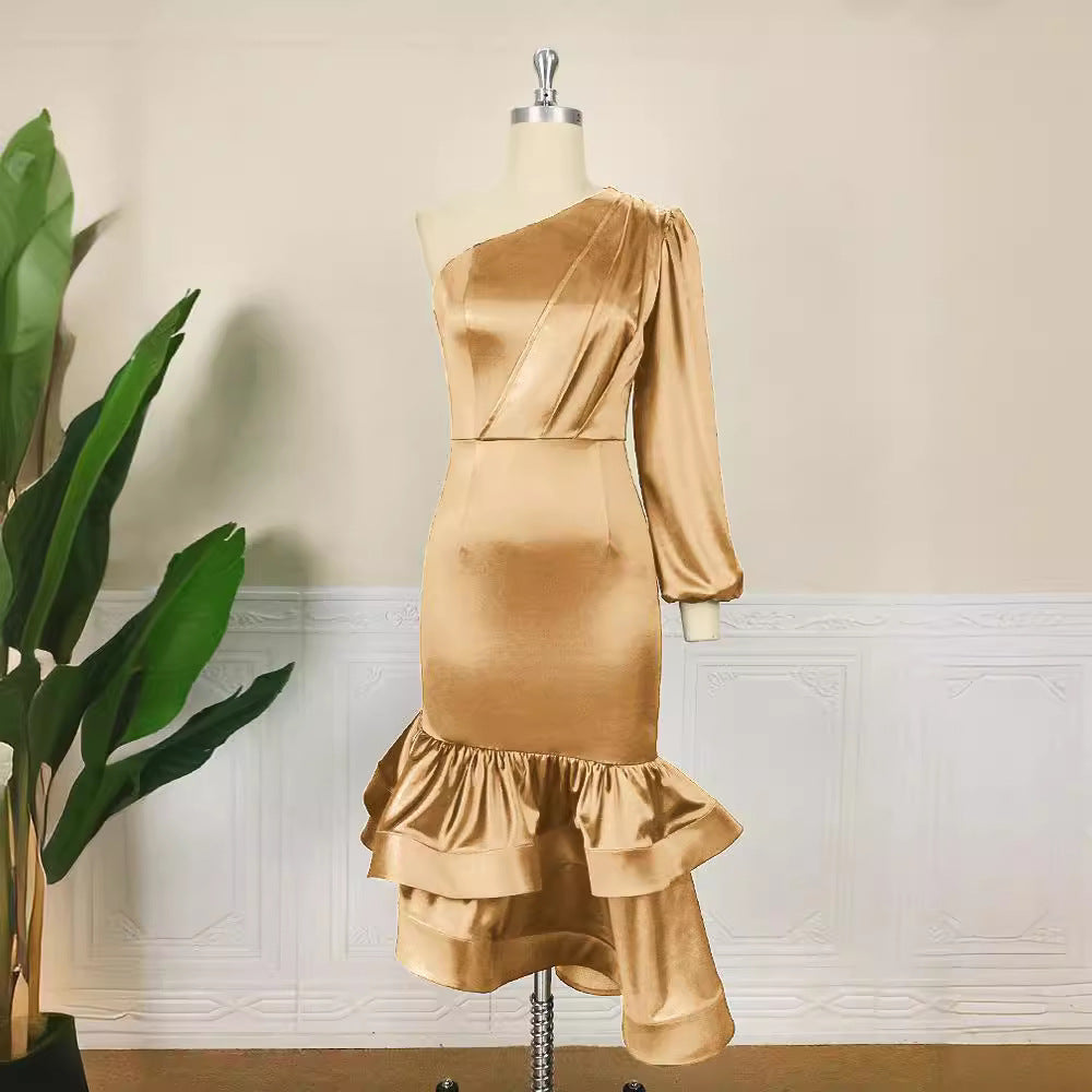 Damen Exquisites Satin-Kleid mit asymmetrischem Design und voluminösem Rüschen-Saum Echo Archiv