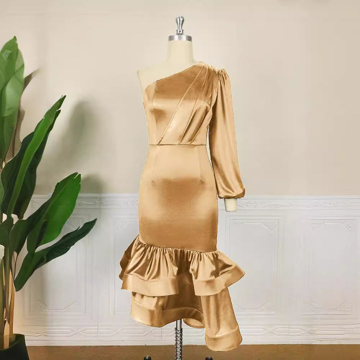 Damen Exquisites Satin-Kleid mit asymmetrischem Design und voluminösem Rüschen-Saum Echo Archiv