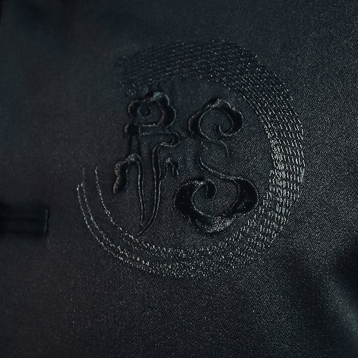 Herren nan asiatisch inspirierte Mandarinjacke mit Stehkragen, Knotenknopfleiste und tonalem Stick-Emblem Echo Archiv
