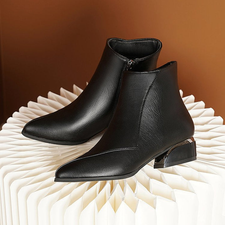 Damen Kurzstiefelette mit spitzer Zehenpartie und skulptiertem Blockabsatz – Varelle
