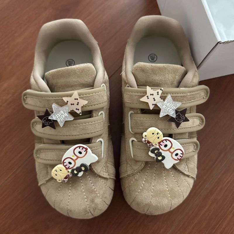 Damen Veloursleder-Sneakers mit praktischen Klettverschlüssen und verspielten Anhängern Echo Archiv