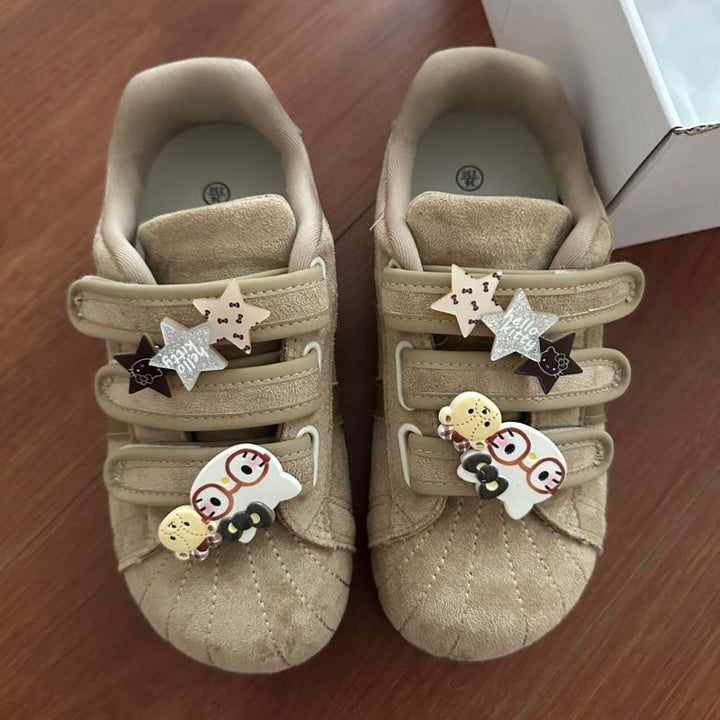 Damen Veloursleder-Sneakers mit praktischen Klettverschlüssen und verspielten Anhängern Echo Archiv