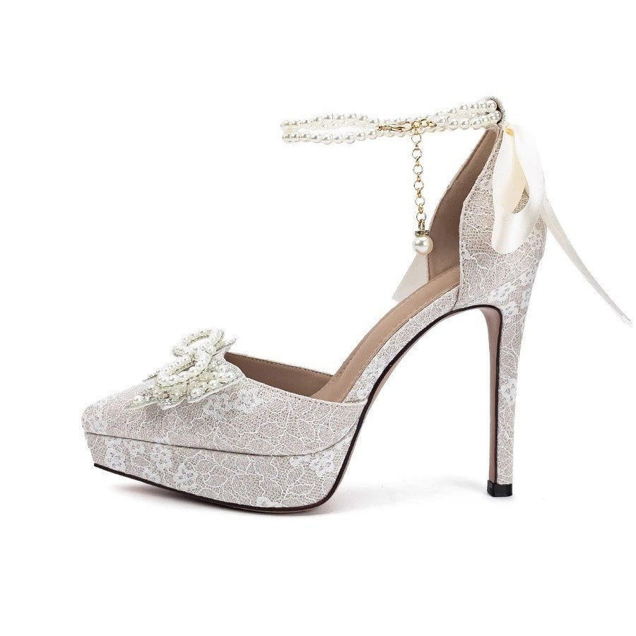 Damen Satin‑Pumps mit Spitzenüberzug, Perlen‑Schleifenapplikation und Perlenschnürchen Echo Archiv