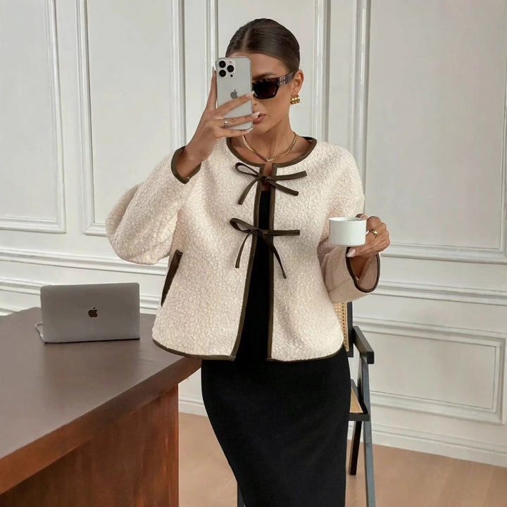 Damen Kurz geschnittene Teddyjacke mit Bindebändern und Kontrastpaspel Echo Archiv