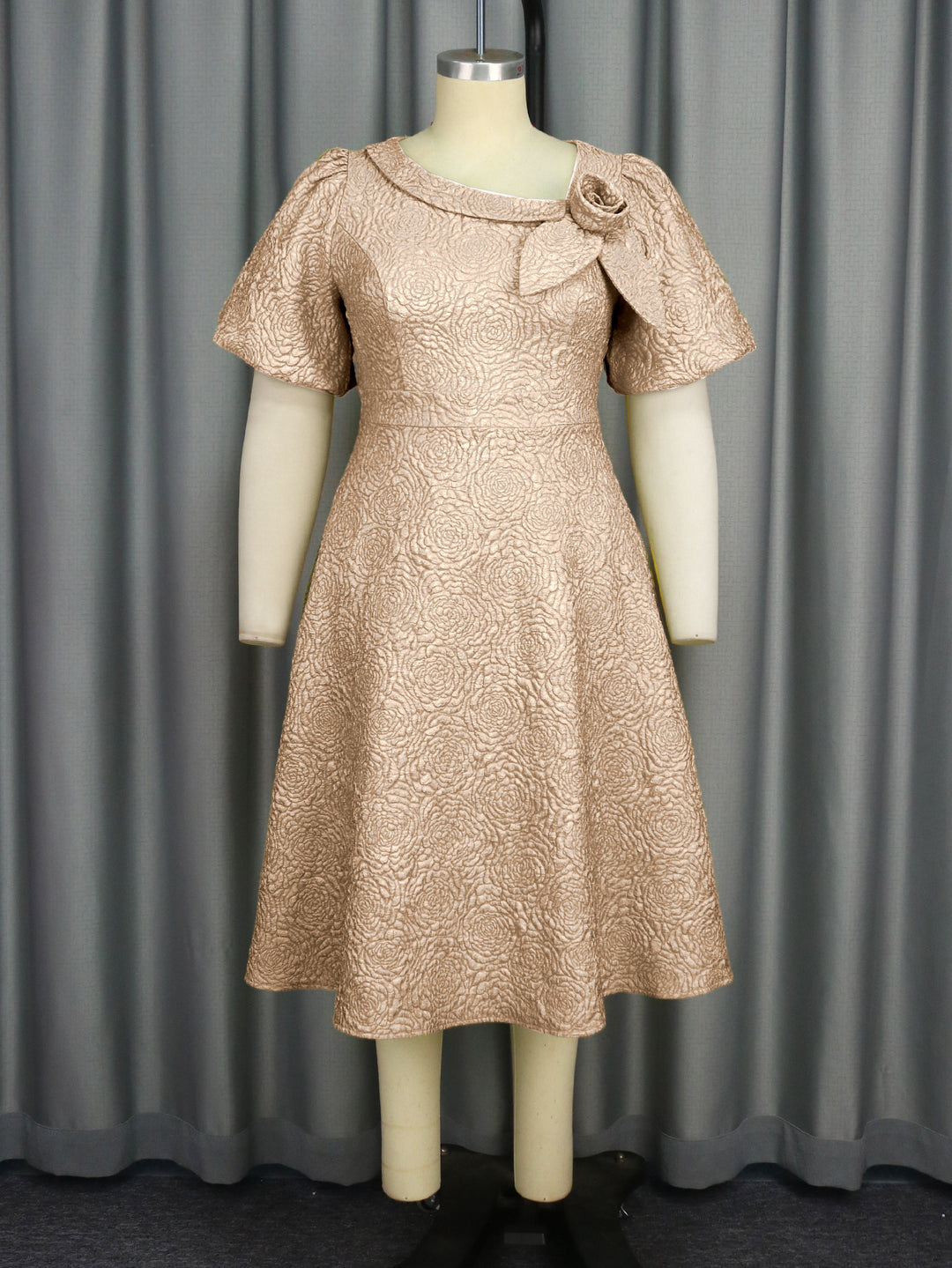 Damen Kleid mit elegantem Blumendruck und dekorativer Schleifenverzierung Echo Archiv