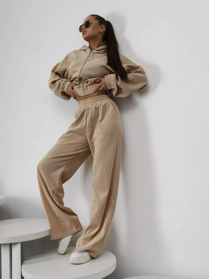 Damen Velours-Loungewear-Set mit kurzem Reißverschluss-Hoodie und weiter hochgeschnittener Palazzohose – Élanora