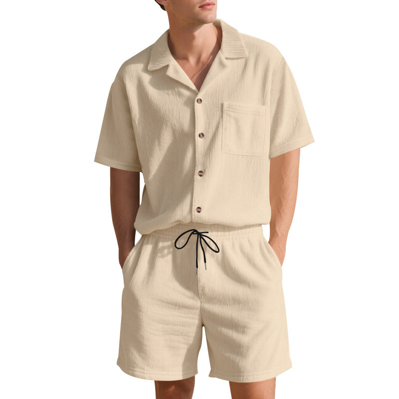 Herren lässiges Sommer-Outfit mit kurzärmeliger Hemdbluse und Shorts Echoarchiv