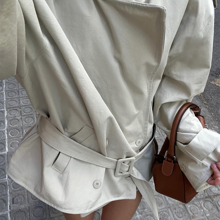 Damen Kurztrenchcoat aus Baumwollmix mit Taillengürtel & Schulterklappen Echoarchiv
