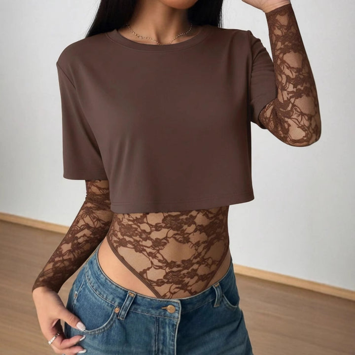 Damen Kurzschnitt-Shirt mit transparentem Spitzen-Bodysuit-Overlay Echo Archiv