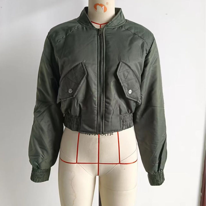 Damen cropped Bomberjacke mit Stehkragen, wattierter Innenlage und aufgesetzten Pattentaschen – Avenza