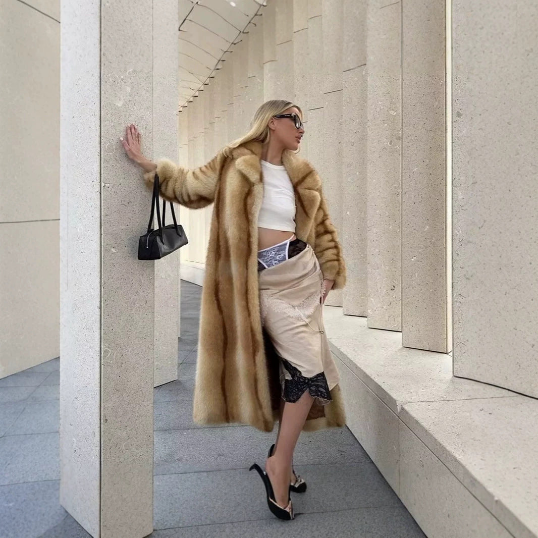 Damen langer luxuriöser Pelzmantel mit weitem Revers und verdeckter Knopfleiste Echo Archiv