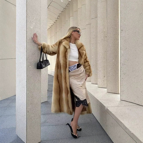 Damen langer luxuriöser Pelzmantel mit weitem Revers und verdeckter Knopfleiste Echo Archiv