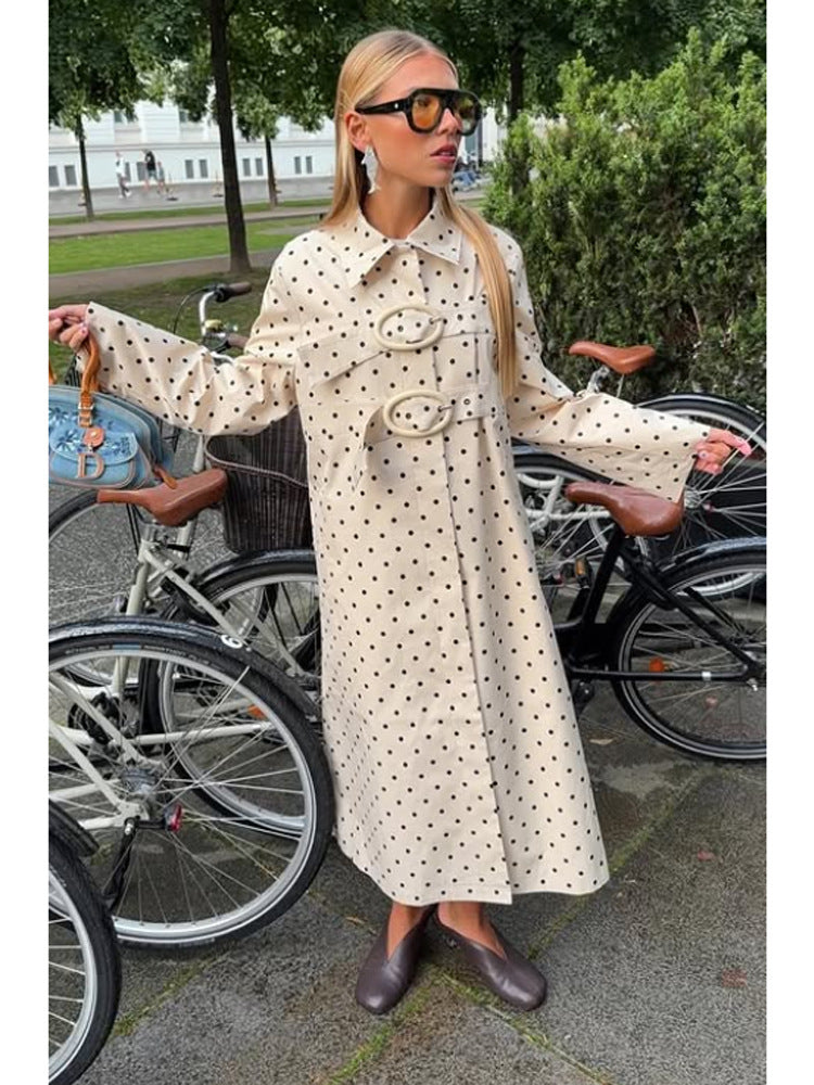 Damen Langer gepunkteter Trenchcoat mit übergroßem Revers und Zierösen Echoarchiv