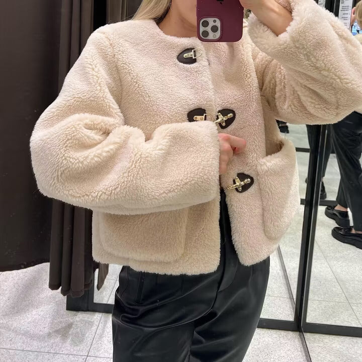 Damen Teddyjacke mit Knebelverschlüssen und großen aufgesetzten Taschen – Célinea