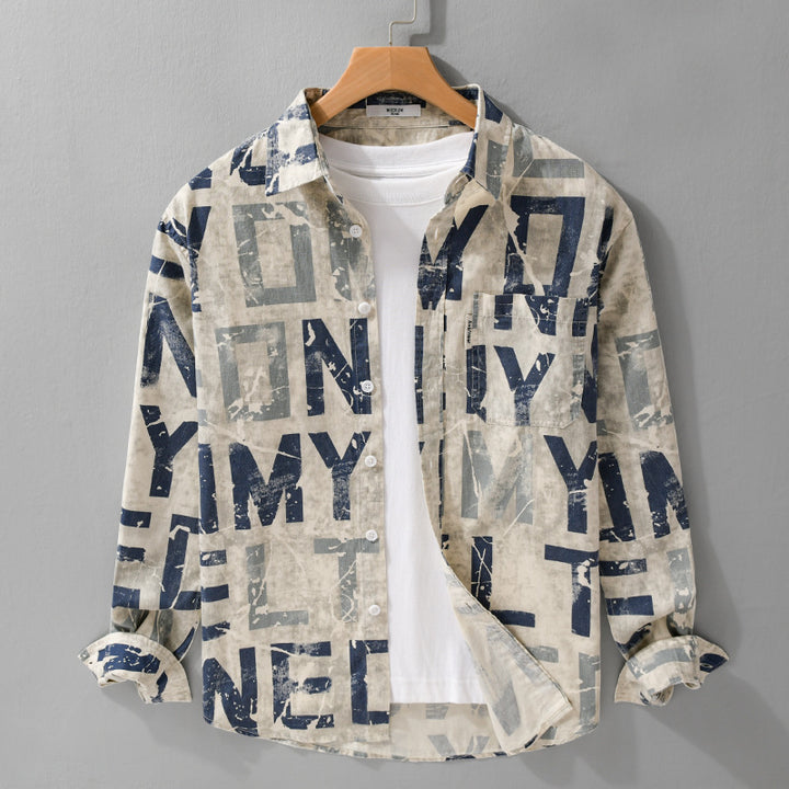 Herren Langarm-Hemdjacke mit großflächigem Typo‑Print aus Baumwollmix Echoarchiv
