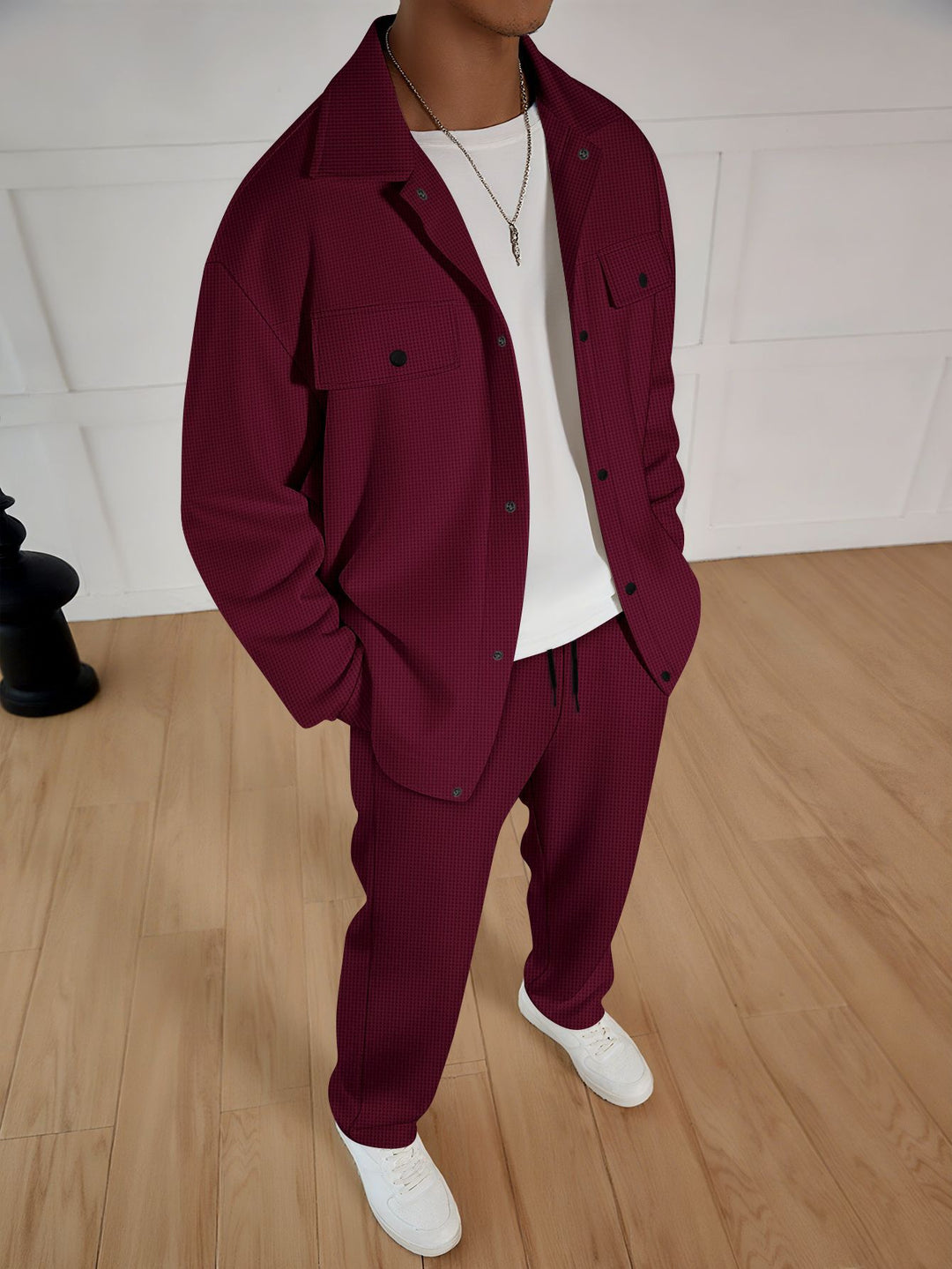 Herren lässiges Set aus gestreifter Überjacke und bequemen Jogginghose Echoarchiv