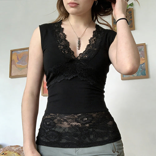 Damen-Spitzen-Tanktop mit tiefem V-Ausschnitt und dekorativen Rüschendetails Echo Archiv