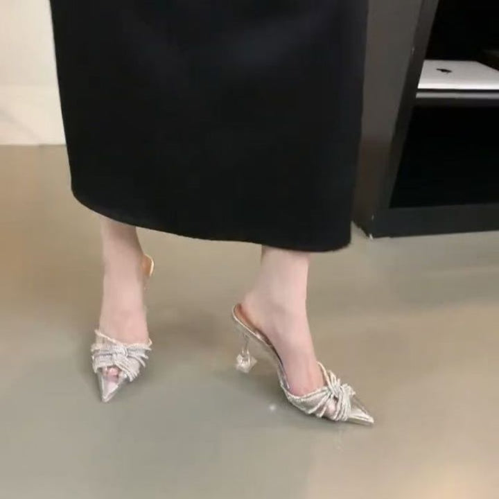 Damen Spitz zulaufende Mule‑Sandaletten mit transparenten Riemchen, Ziersteinen und geformtem Stiletto – Sorelia