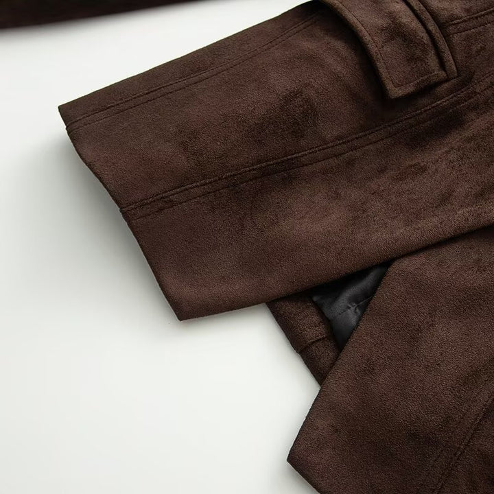 Damen Taillierter Veloursleder-Blazer mit Reverskragen und Pattentaschen Echoarchiv