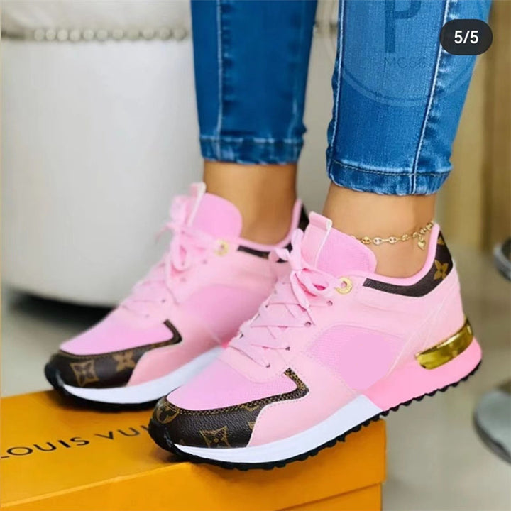Damen Plateau-Sneakers mit atmungsaktivem Mesh, gepolsterter Innensohle und dekorativem Logomuster-Besatz – Névara