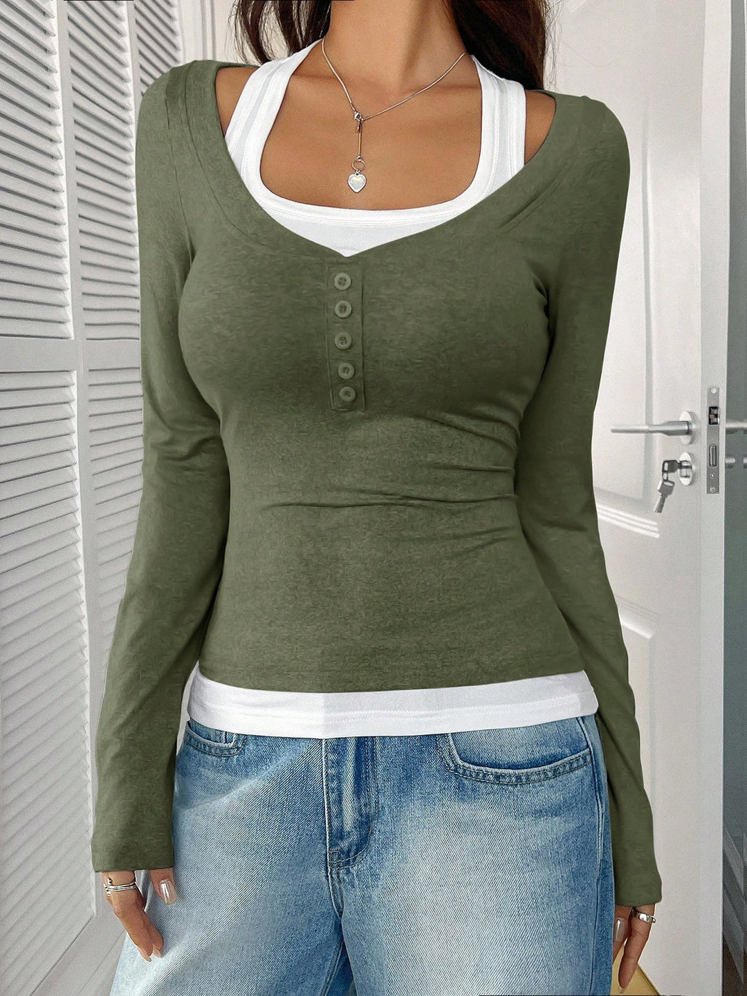 Damen Figurbetontes Langarmshirt mit U-Ausschnitt und Knopfleiste – Avérine