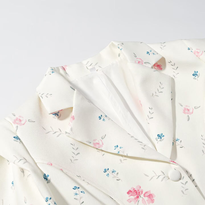 Damen Kurzblazer mit floraler Allover‑Print, taillierter Silhouette und dekorativen Schulterdetails Echoarchiv