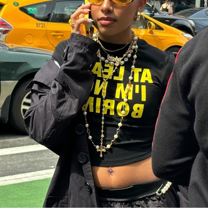 Damen cropped T-Shirt mit auffälligem Typografie-Druck Echo Archiv