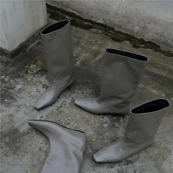 Damen Weiche kniehohe Slouch-Boots mit spitzer Zehenform und ergonomischer Flachsohle – Lioré