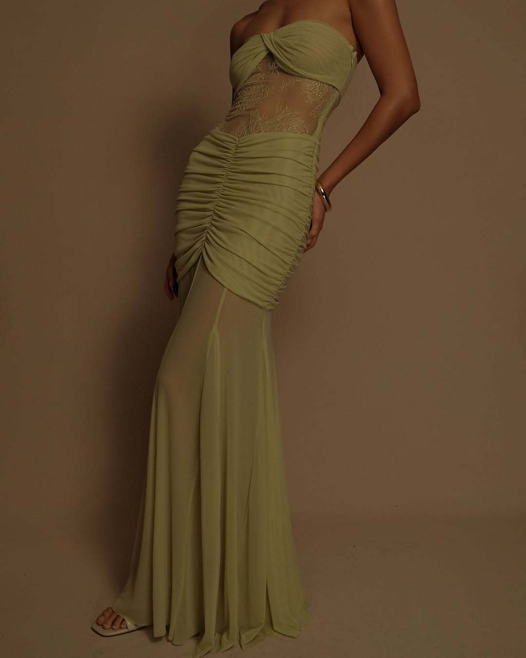 Damen Glamouröses Abendkleid mit Raffungen und Spitze Echo Archiv