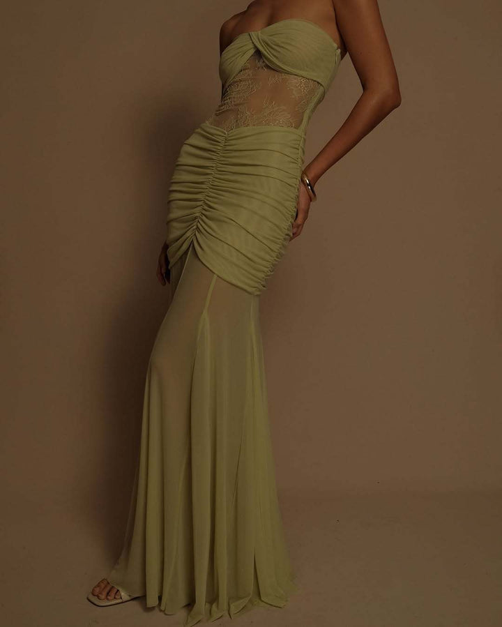 Damen Glamouröses Abendkleid mit Raffungen und Spitze Echo Archiv