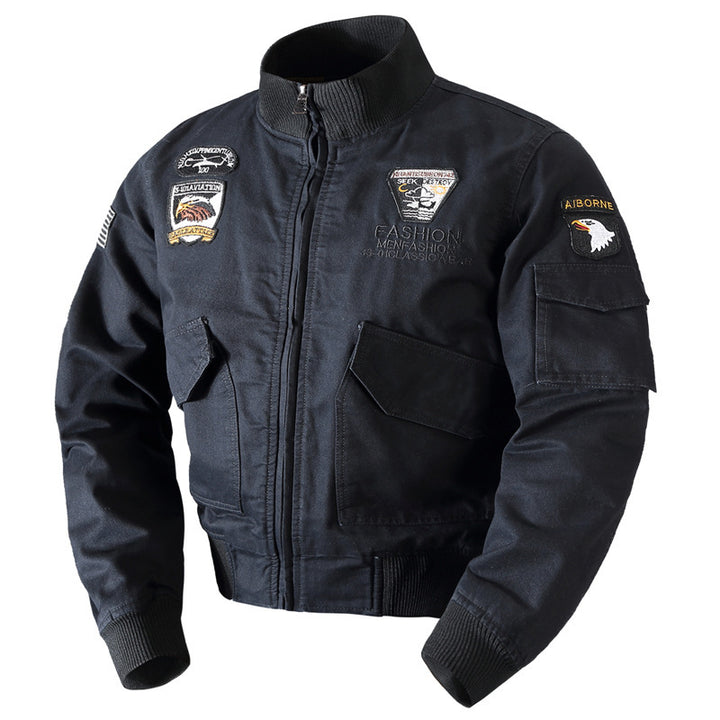 Herren nan retro-inspirierte Pilotjacke aus robustem Canvas mit gestickten Emblempatches, Multifunktionsärmeltasche und hohem Stehkragen Echo Archiv