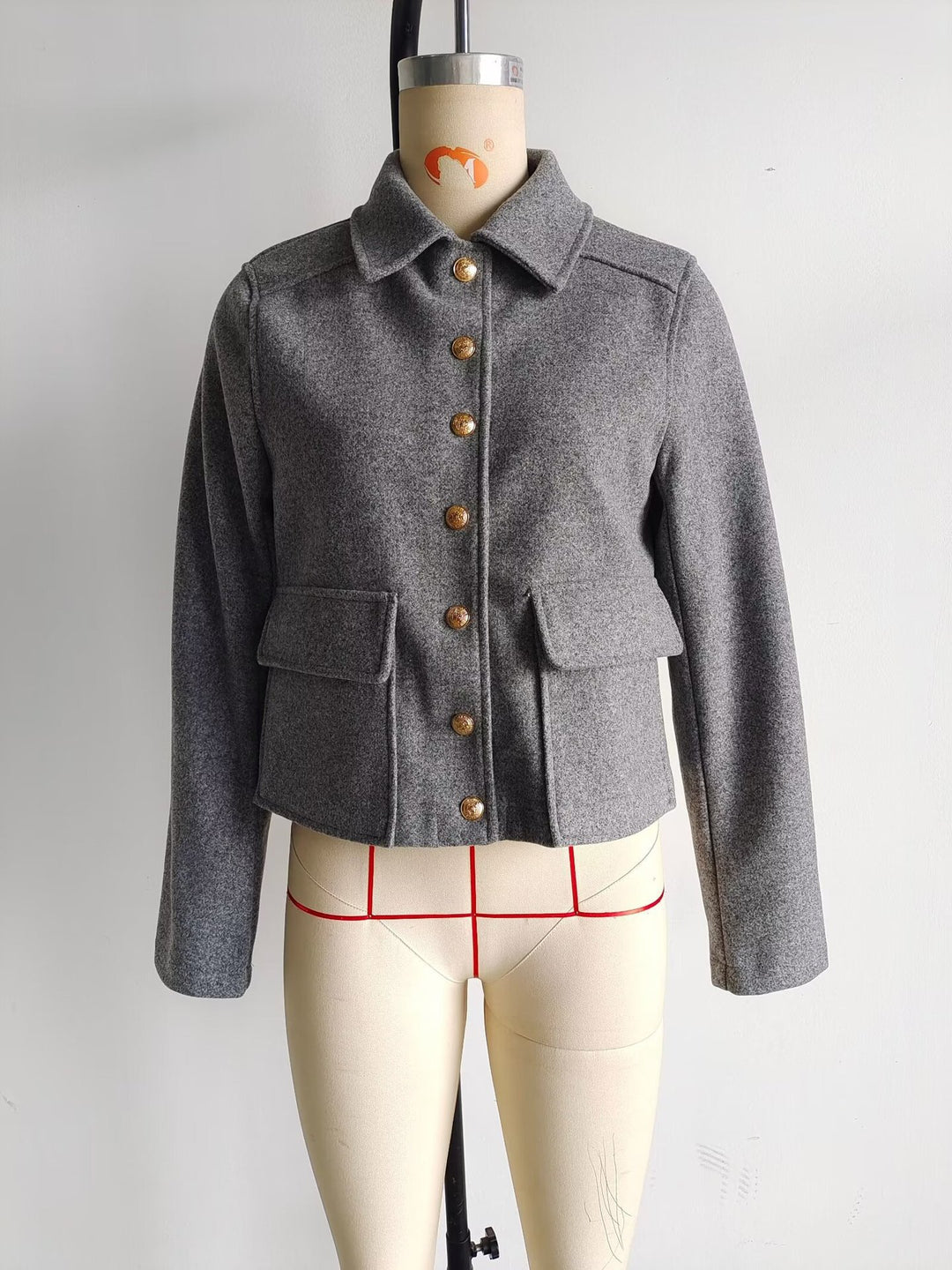 Damen Kurztaillierte Wolljacke mit Zierknöpfen und Pattentaschen – Célinea